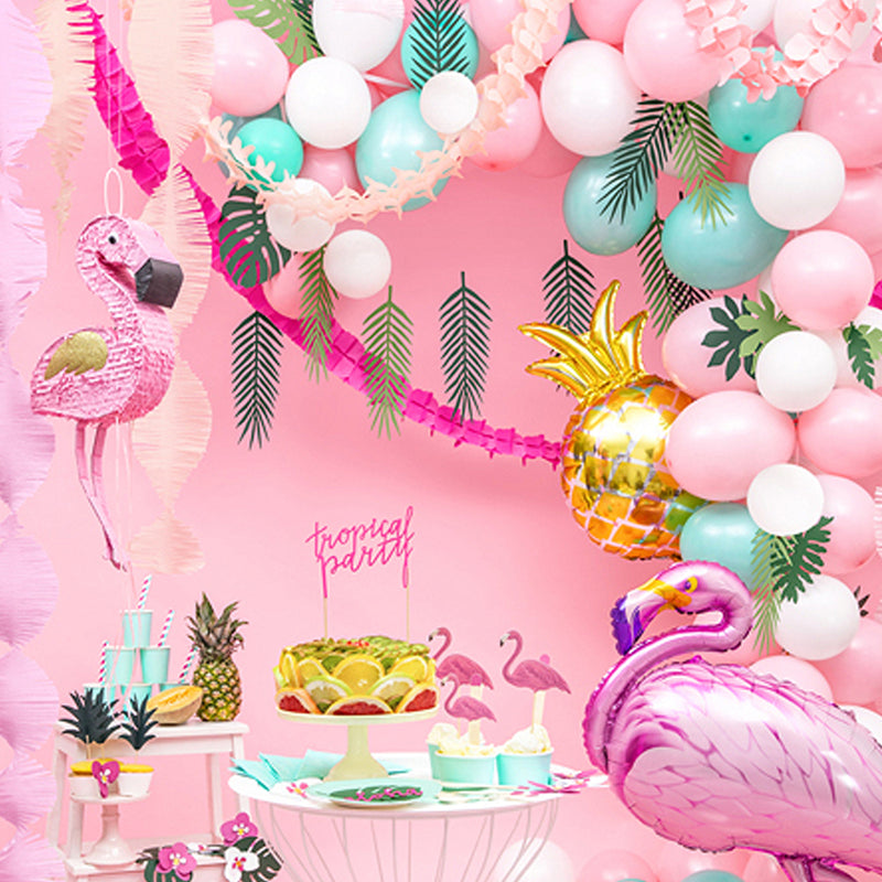 roze ruimte vol tropische flamingo versiering