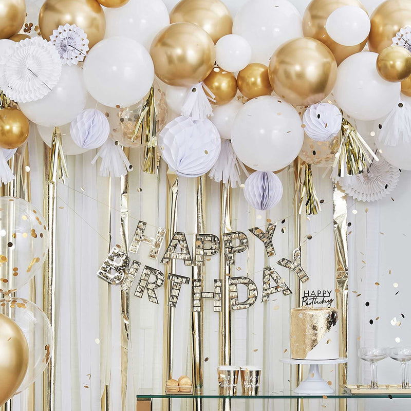 witte en gouden boog met balonnen met gouden en witte streamers met happy birthday banner