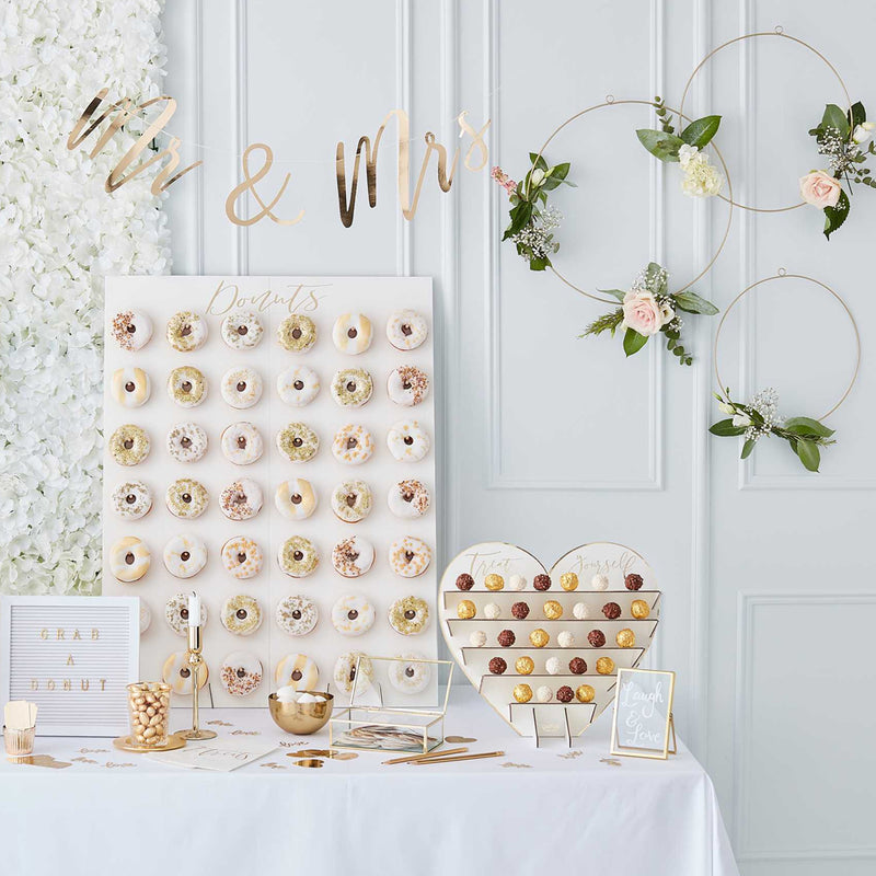 Hapjes tafel voor bruiloft met chocolaatjes en donuts
