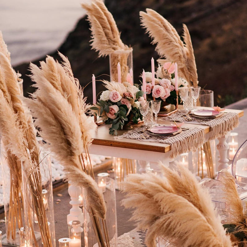 Tafel met zomerse rozen en pampa pluimen