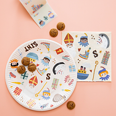 Bordjes en servetten met sinterklaas bedrukking op een roze achtergrond