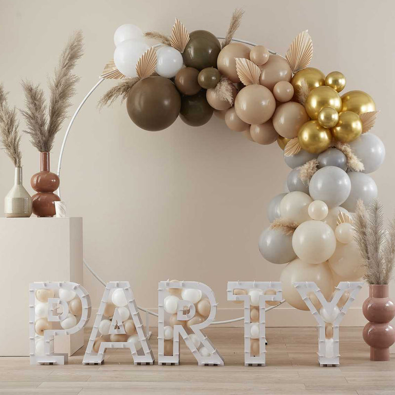 kamer met chique taupe kleurige en gouden versiering en ballonnen standaard party