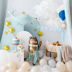 kinderkamer met blauwe babyshower versieringen
