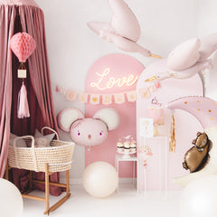 kinderkamer met roze babyshower versieringen