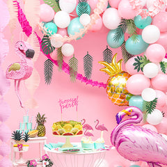 roze ruimte vol tropische flamingo versiering
