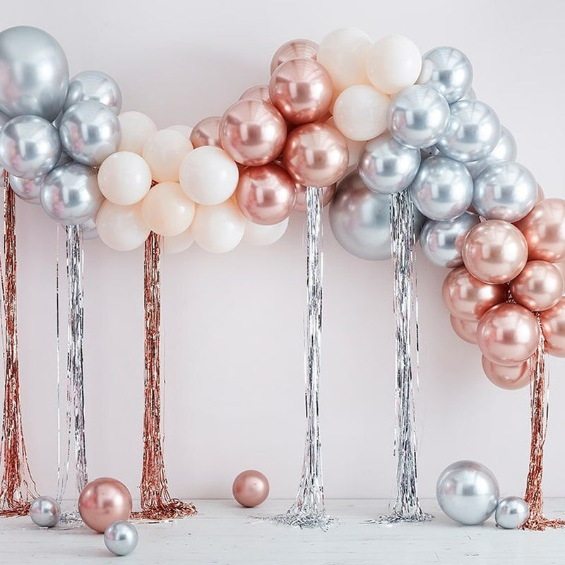 Versiering van balonen met chrome effect met streamers eronder