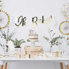 tafel met taart cupcakes goudkleurige babyshower versiering