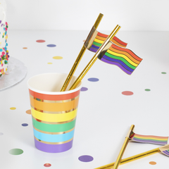 gouden rietje met regenboog vlaggetjes eraan zitten in een regenboog beker