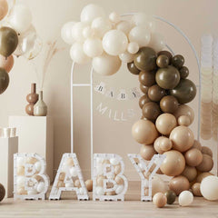 kamer met babyshower versiering in nude tinten