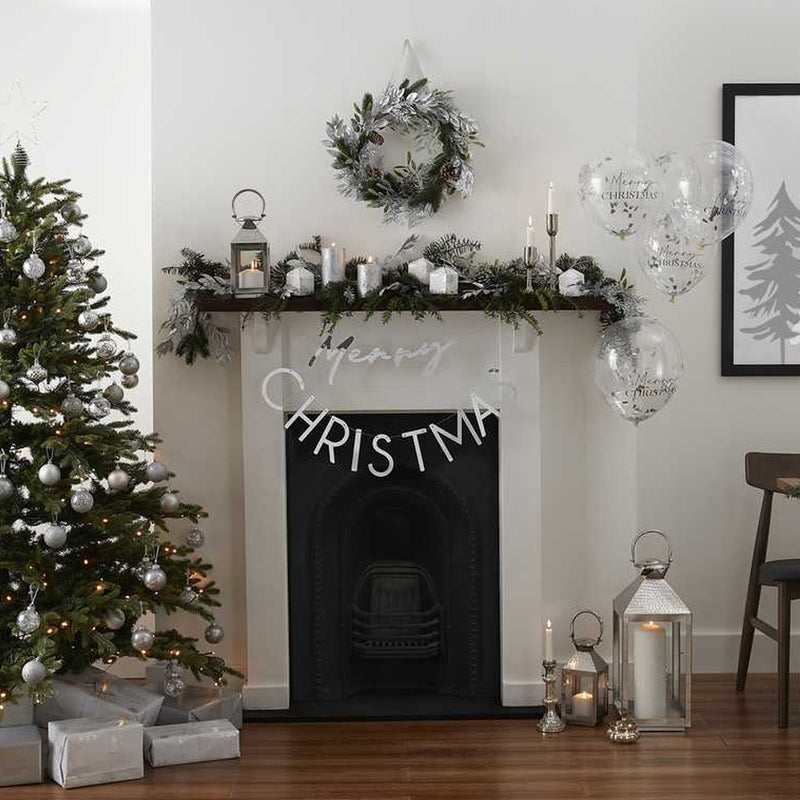 kamer met zilveren kerstdecoratie