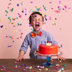 kind met confetti en taart