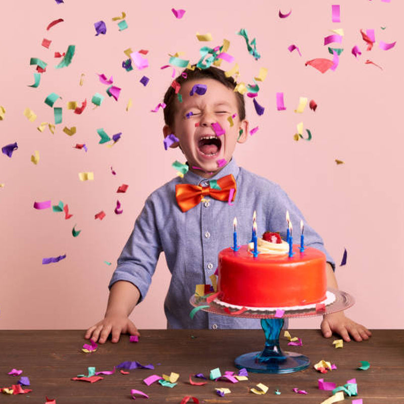 kind met confetti en taart