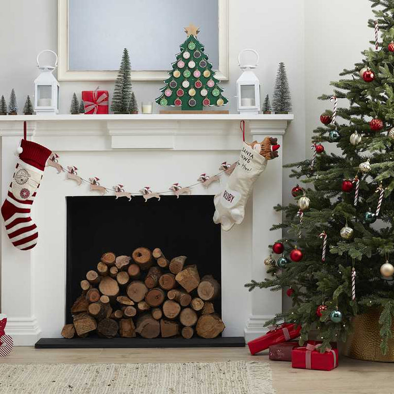 kamer met een kerstboom en houtopslag