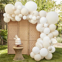 Rotan kamerscherm met een boog van witte en ivoorkleurige ballonnetjes