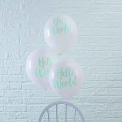Stoel met daaraan drie witte ballonen met daarop hello world in mintgroene letters