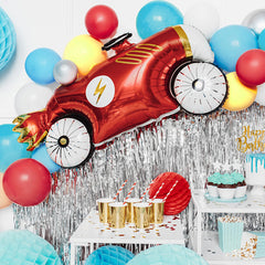 backdrop van zilveren slierten, een grote auto ballon en andere ballonnetjes