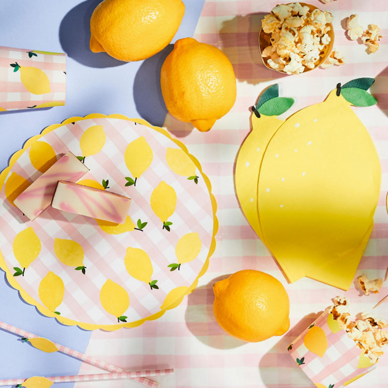 tafel met versieringen met citroenen en roze ruitjes