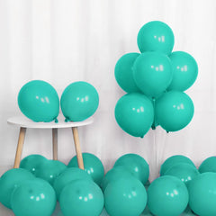 bundel en tafel met turquoise balonen