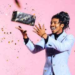 man met confetti en cadeau