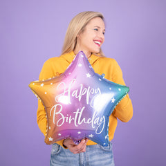 vrouw met stervormige happy birthday balon