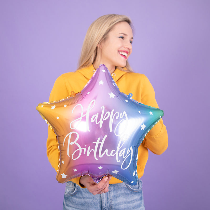 vrouw met stervormige happy birthday balon