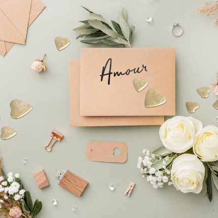 tafel met kaartje, kunstbloemen en tafelconfetti