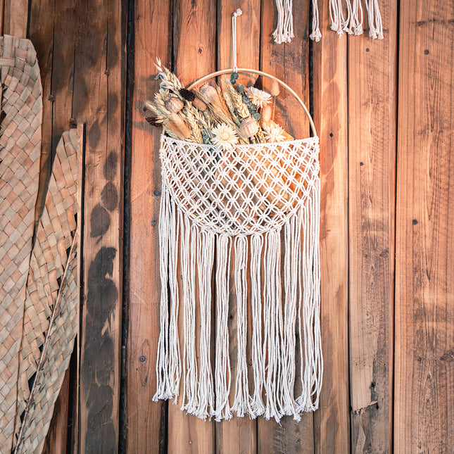 hanger van macrame aan wand