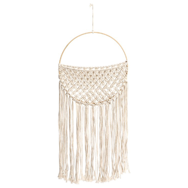 Hanger van hout en macrame met een zakje