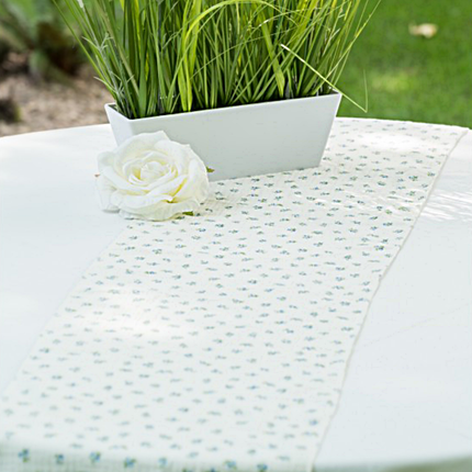 tafelloper met blauw bloemenpatroon op een witte tafel