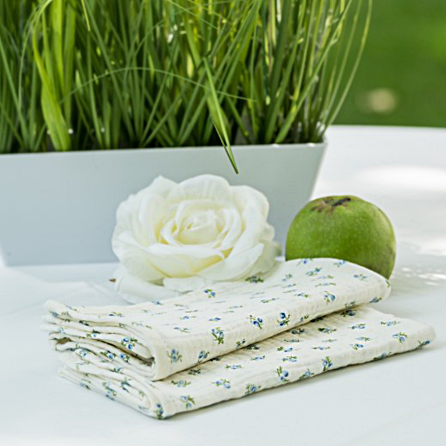 katoenen servetten met blauw bloemenpatroon