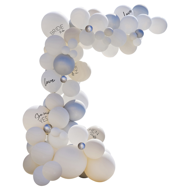 Ballonnenboog voor een vrijgezellenfeest met witte, nude en zilveren ballonnen