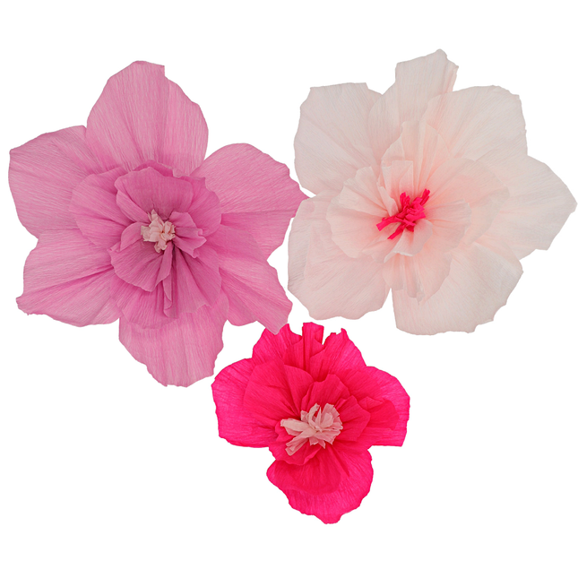 papieren bloemen voor aan de muur in het lichtroze, felroze en wit