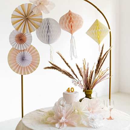 versiering bestaande uit honeycombs, waaiers en bloemen in zachte kleuren