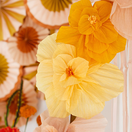 oranje en perzik papieren bloemen