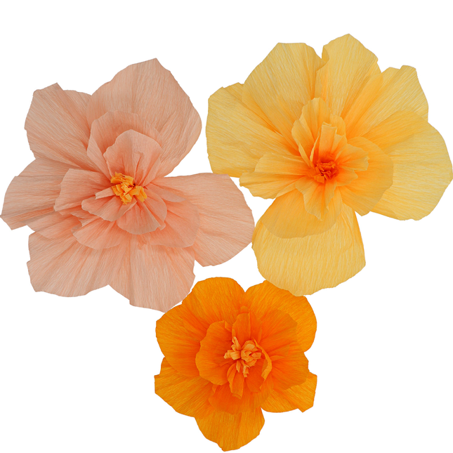 papieren bloemen voor decoratie in het perzik, oranje en geel