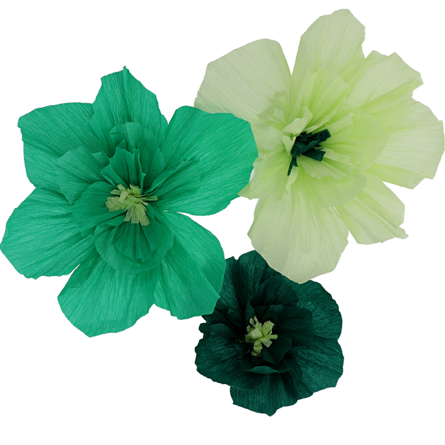 groene papieren bloemen voor aan de muur in het donkergroen en saliegroen