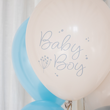 blauwe, creme en grijze ballonnen met de tekst baby boy voor een babyshower jongen