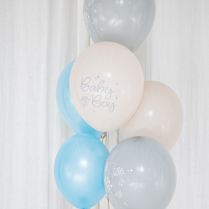 blauwe, creme en grijze ballonnen met de tekst baby boy voor een babyshower jongen