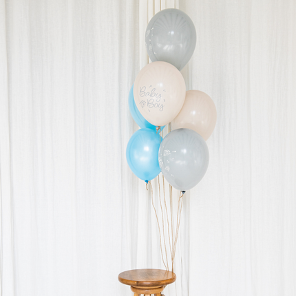 blauwe, creme en grijze ballonnen met de tekst baby boy voor een babyshower jongen
