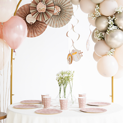 babyshower met zachtroze en neutrale versiering