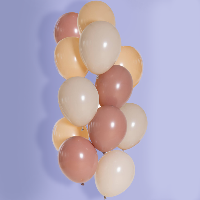 Ballonnen in het zachtroze, creme en perzik op een paarse achtergrond