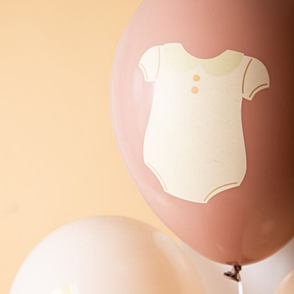Oudroze ballon met een rompertje erop