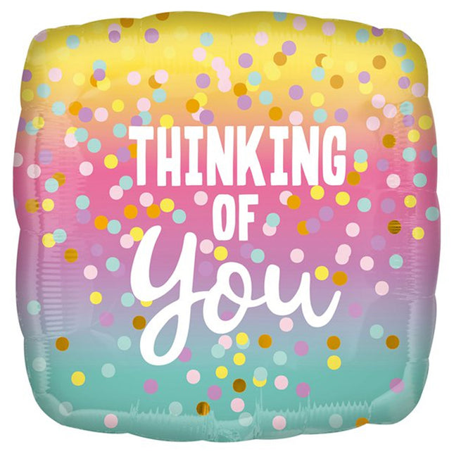 Vierkante ballon met de tekst 'thinking of you' in de kleuren geel, roze, paars en lichtblauw