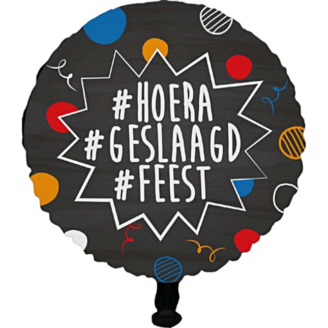 Ronde, zwarte folieballon met de tekst hoera, geslaagd, feest en rode, blauwe, oranje en witte stippen
