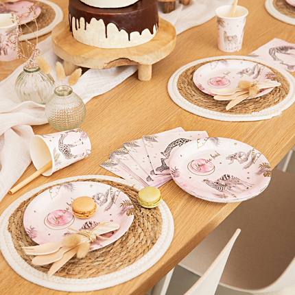Roze bordjes met zwarte en gouden bedrukking voor een safari babyshower