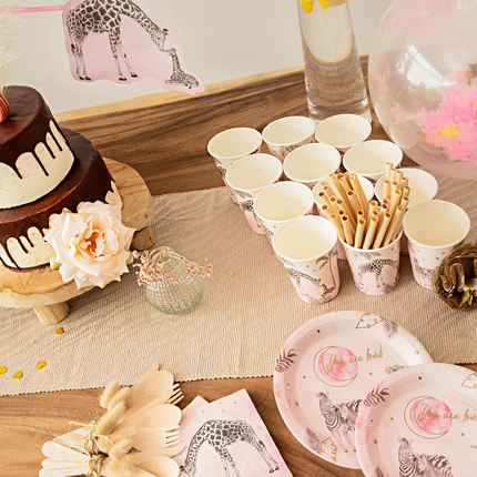 Roze bordjes met zwarte en gouden bedrukking voor een safari babyshower