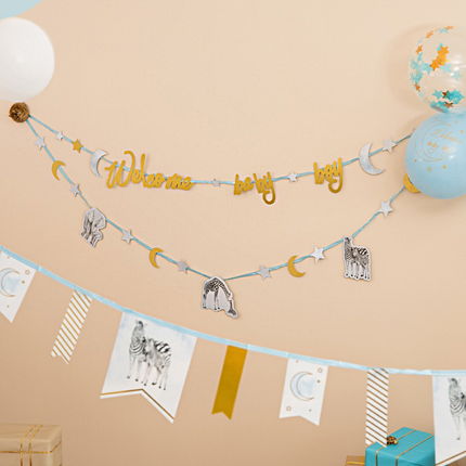 Blauwe en gouden slingers voor een babyshower met safari thema