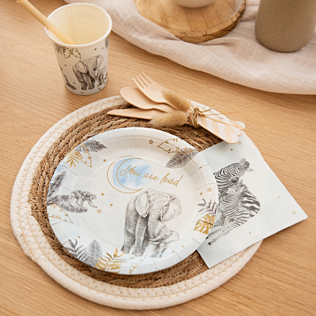 Versiering voor een babyshower in het blauw en goud met safari thema