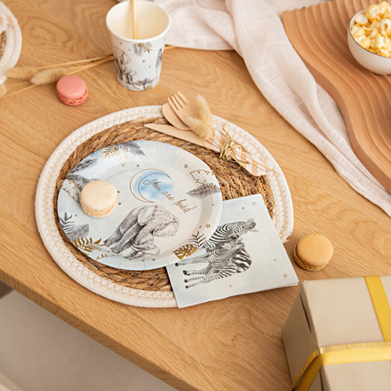 Versiering voor een babyshower in het blauw en goud met safari thema