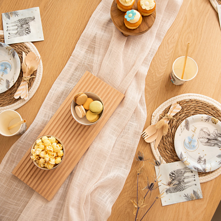 Versiering voor een babyshower in het blauw en goud met safari thema